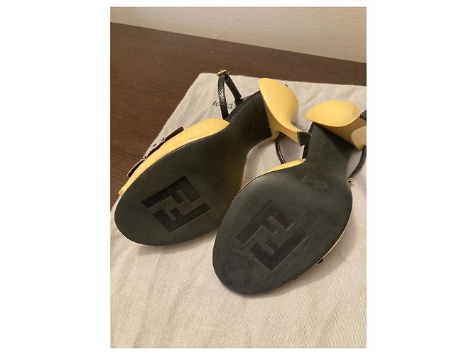 Sandali Fendi in pelle di serpente gialla 37 Giallo - vista 11