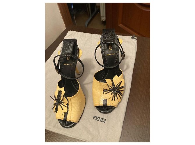 Sandali Fendi in pelle di serpente gialla 37 Giallo - vista 3