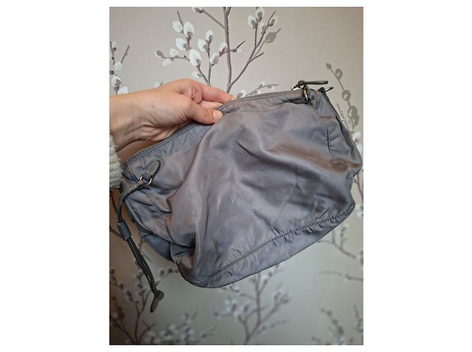 Borsa a mano Prada in nylon grigio - vista 5