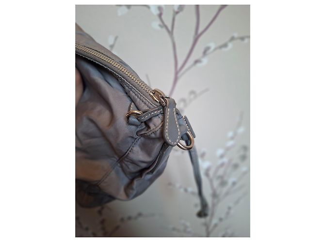 Borsa a mano Prada in nylon grigio - vista 6