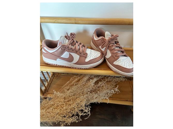 Sneakers Nike Dunk Low Rosa e Bianco - vista 2