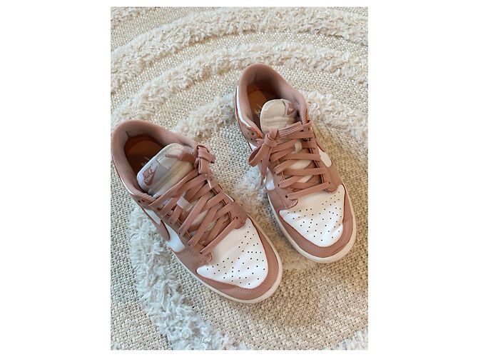 Sneakers Nike Dunk Low Rosa e Bianco - vista 3