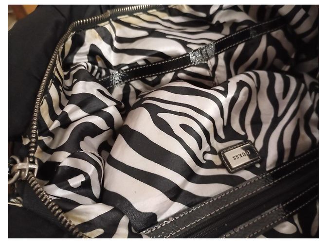 Borsa Guess nera in tessuto plissettato e pelle Nero - vista 8