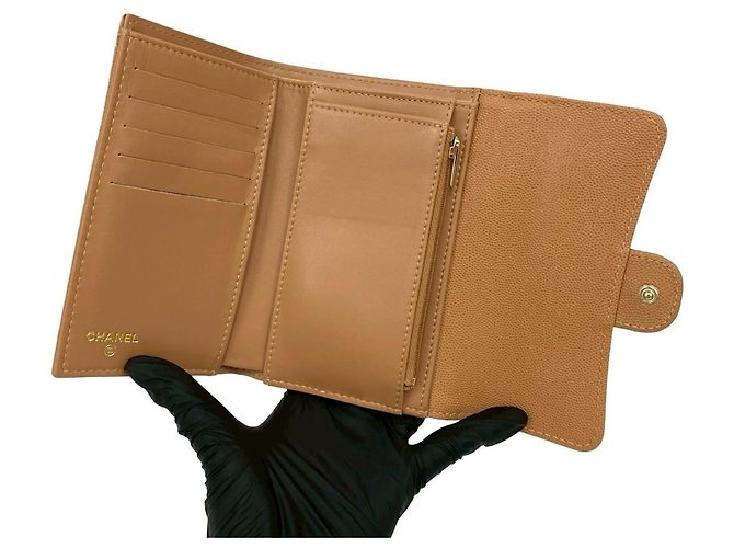 Cartera tri-fold de piel de ternera granulada beige Chanel - vista 7