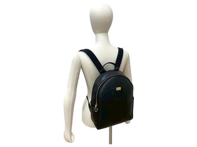 Schwarzer Leder-Rucksack mit Gancini-Logo von Salvatore Ferragamo - Ansicht 2