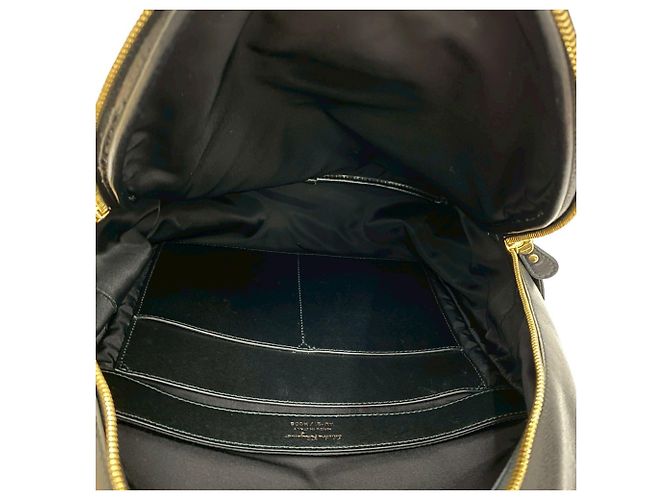 Schwarzer Leder-Rucksack mit Gancini-Logo von Salvatore Ferragamo - Ansicht 9