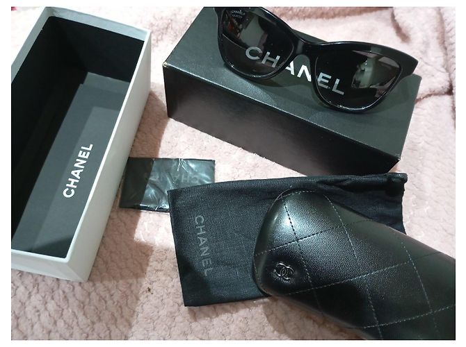 Chanel Sonnenbrille Schwarz mit gesteppten Bügeln - Ansicht 10
