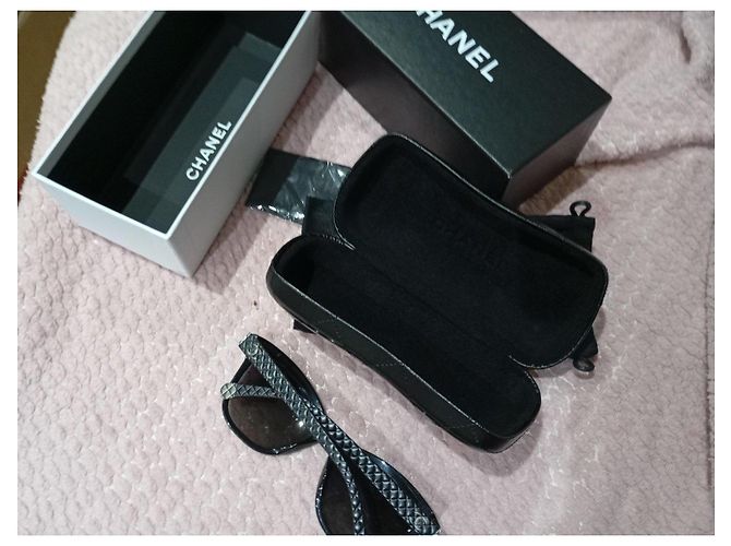 Chanel Sonnenbrille Schwarz mit gesteppten Bügeln - Ansicht 3