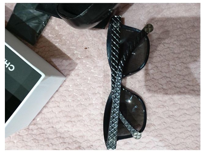 Chanel Sonnenbrille Schwarz mit gesteppten Bügeln - Ansicht 4