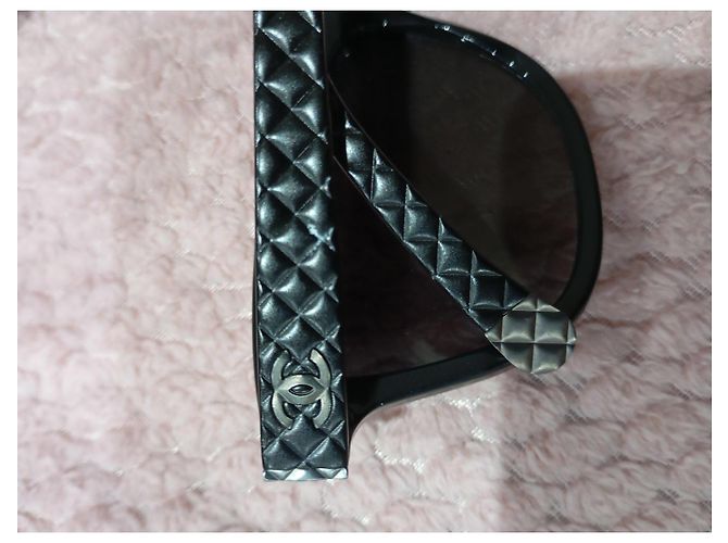 Chanel Sonnenbrille Schwarz mit gesteppten Bügeln - Ansicht 5