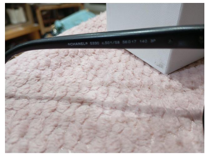 Chanel Sonnenbrille Schwarz mit gesteppten Bügeln - Ansicht 8