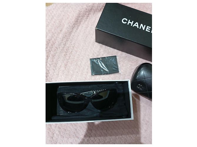 Occhiali da sole Chanel neri con dettagli catena argento Nero - vista 10