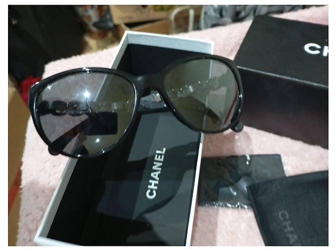 Occhiali da sole Chanel neri con dettagli catena argento Nero - vista 2