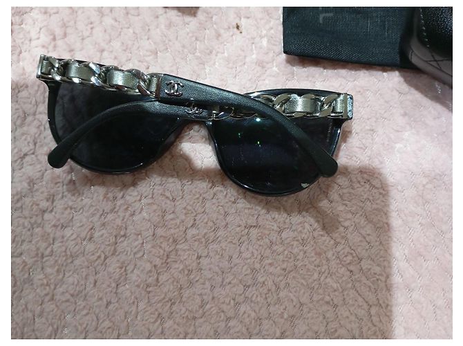 Occhiali da sole Chanel neri con dettagli catena argento Nero - vista 3