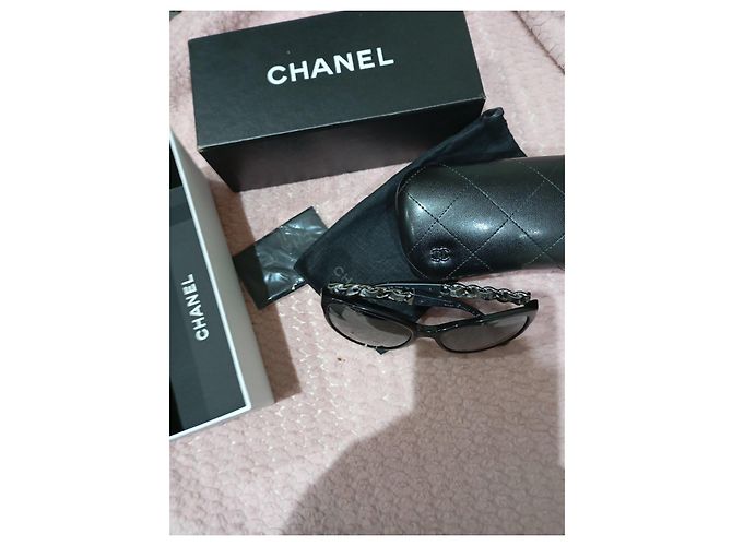 Occhiali da sole Chanel neri con dettagli catena argento Nero - vista 9