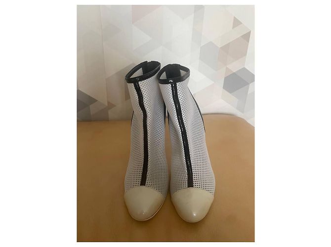 Stivaletti Chanel in rete bianca e pelle verniciata nera Nero Bianco - vista 2