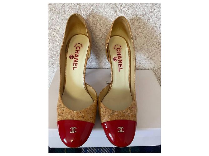 Chanel Lackleder und Kork Absatzschuhe Braun Rot - vue 2