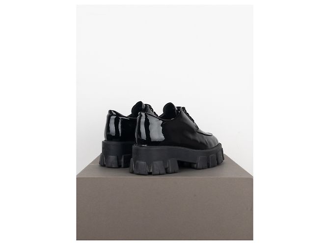 Prada 'Monolith' Derby-Schuhe mit Lug-Sohle Schwarz - Ansicht 2