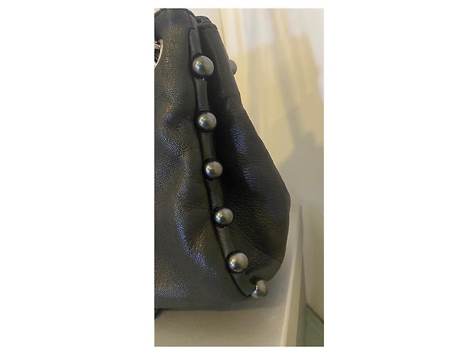 Chanel Handtasche aus schwarzem Lammleder mit Perlenbesatz - Ansicht 10