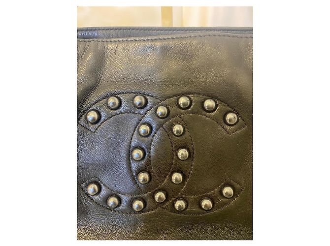 Chanel Handtasche aus schwarzem Lammleder mit Perlenbesatz - Ansicht 11