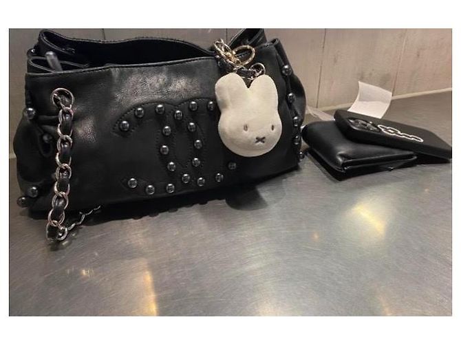Chanel Handtasche aus schwarzem Lammleder mit Perlenbesatz - Ansicht 12