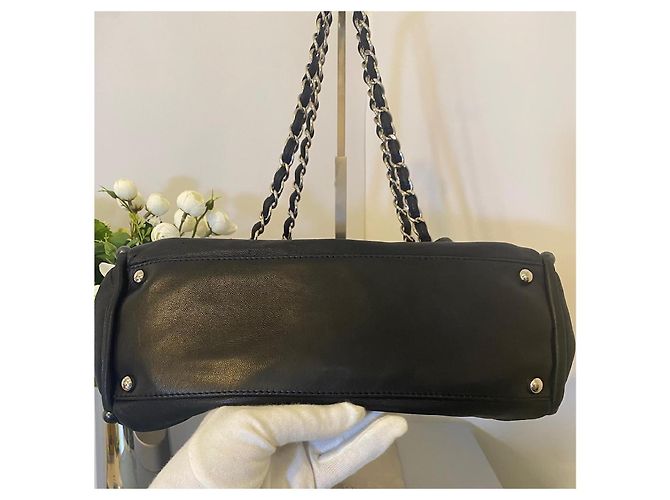 Chanel Handtasche aus schwarzem Lammleder mit Perlenbesatz - Ansicht 3