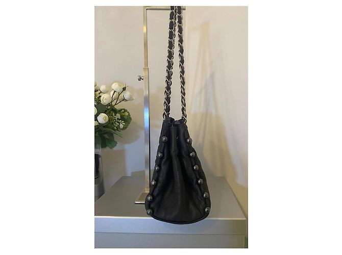 Chanel Handtasche aus schwarzem Lammleder mit Perlenbesatz - Ansicht 4