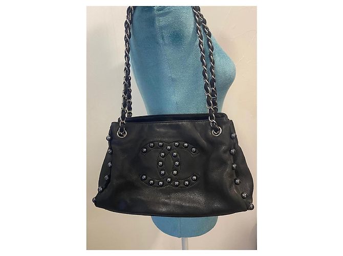 Chanel Handtasche aus schwarzem Lammleder mit Perlenbesatz - Ansicht 6