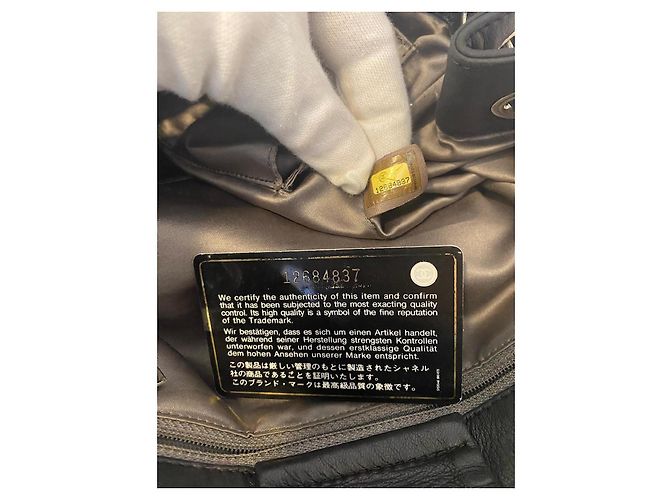Chanel Handtasche aus schwarzem Lammleder mit Perlenbesatz - Ansicht 8
