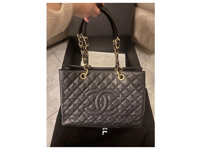 Chanel GST Tasche aus schwarzem genarbtem Leder - Ansicht 2