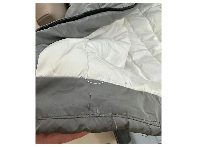 Grau/silberne gesteppte Jacke Chanel 17B mit Buchstabenmonogramm-Logo FR 36 - Schwarzes Band - Ansicht 10