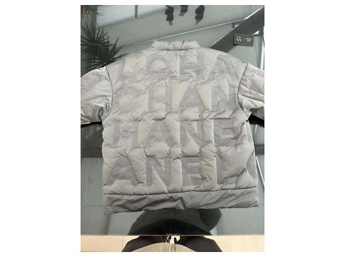 Grau/silberne gesteppte Jacke Chanel 17B mit Buchstabenmonogramm-Logo FR 36 - Schwarzes Band - Ansicht 11