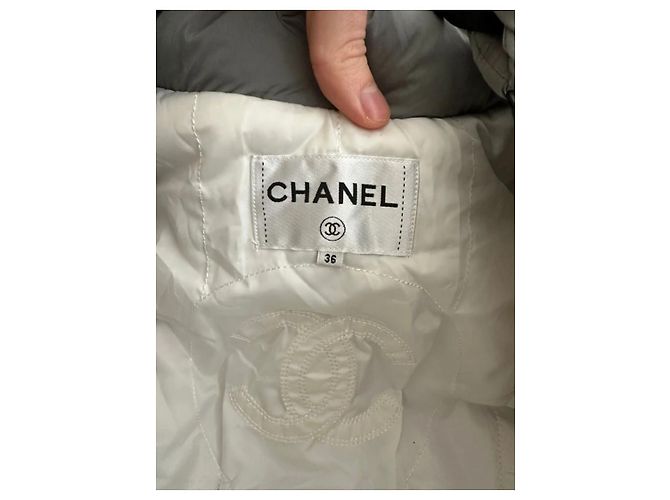 Grau/silberne gesteppte Jacke Chanel 17B mit Buchstabenmonogramm-Logo FR 36 - Schwarzes Band - Ansicht 14