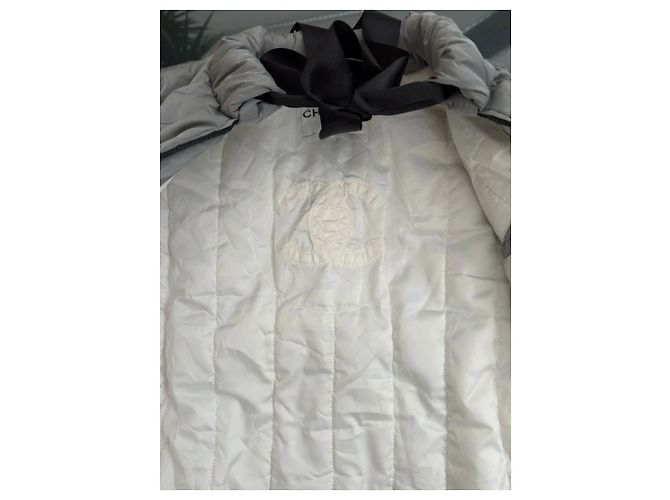 Grau/silberne gesteppte Jacke Chanel 17B mit Buchstabenmonogramm-Logo FR 36 - Schwarzes Band - Ansicht 16