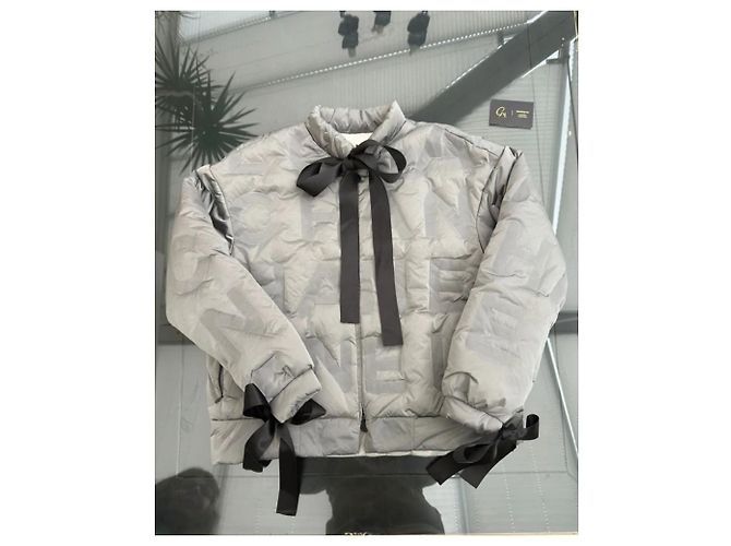 Grau/silberne gesteppte Jacke Chanel 17B mit Buchstabenmonogramm-Logo FR 36 - Schwarzes Band - Ansicht 18