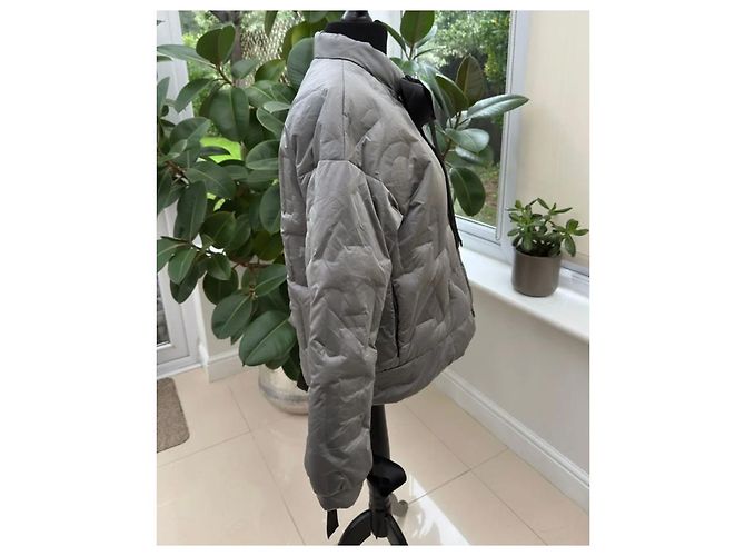Grau/silberne gesteppte Jacke Chanel 17B mit Buchstabenmonogramm-Logo FR 36 - Schwarzes Band - Ansicht 2