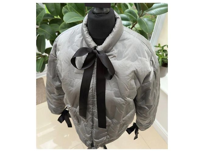 Grau/silberne gesteppte Jacke Chanel 17B mit Buchstabenmonogramm-Logo FR 36 - Schwarzes Band - Ansicht 20