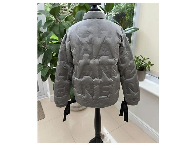 Grau/silberne gesteppte Jacke Chanel 17B mit Buchstabenmonogramm-Logo FR 36 - Schwarzes Band - Ansicht 3