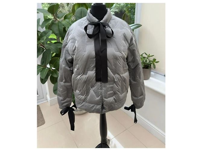 Grau/silberne gesteppte Jacke Chanel 17B mit Buchstabenmonogramm-Logo FR 36 - Schwarzes Band - Ansicht 4
