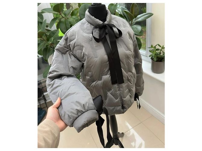 Grau/silberne gesteppte Jacke Chanel 17B mit Buchstabenmonogramm-Logo FR 36 - Schwarzes Band - Ansicht 5