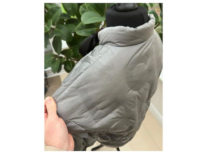 Grau/silberne gesteppte Jacke Chanel 17B mit Buchstabenmonogramm-Logo FR 36 - Schwarzes Band - Ansicht 6