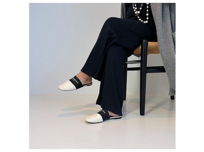 Sapatilhas Givenchy em couro branco e preto - vista 2