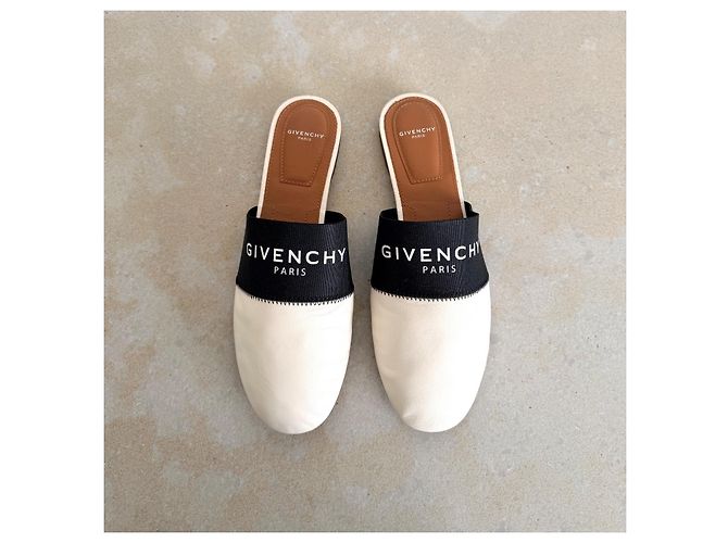 Sapatilhas Givenchy em couro branco e preto - vista 3