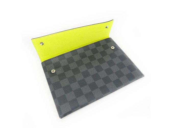 Borsa Clutch Alpha Triple di Louis Vuitton Marrone Nero - vista 13