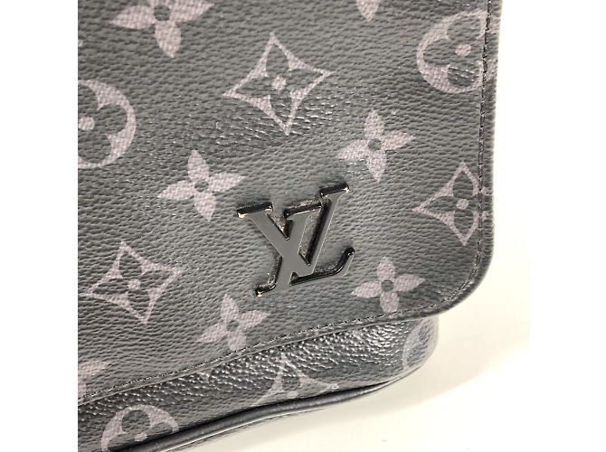 Bolsa transversal Louis Vuitton Monogram Eclipse District PM NM Preto - vista 16