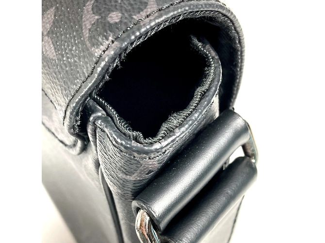 Bolsa transversal Louis Vuitton Monogram Eclipse District PM NM Preto - vista 17