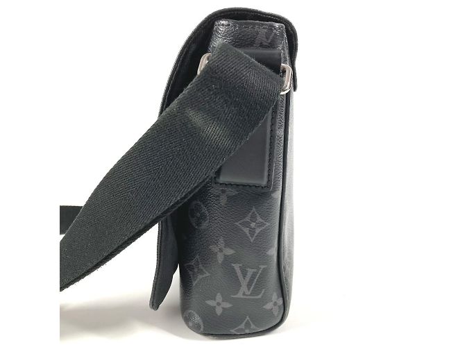Bolsa transversal Louis Vuitton Monogram Eclipse District PM NM Preto - vista 3