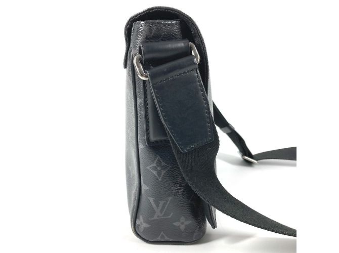 Bolsa transversal Louis Vuitton Monogram Eclipse District PM NM Preto - vista 4