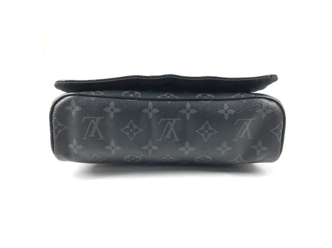 Bolsa transversal Louis Vuitton Monogram Eclipse District PM NM Preto - vista 5