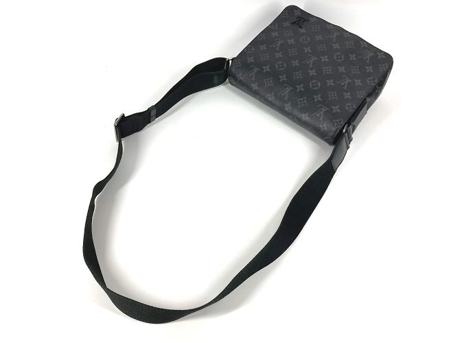 Bolsa transversal Louis Vuitton Monogram Eclipse District PM NM Preto - vista 8